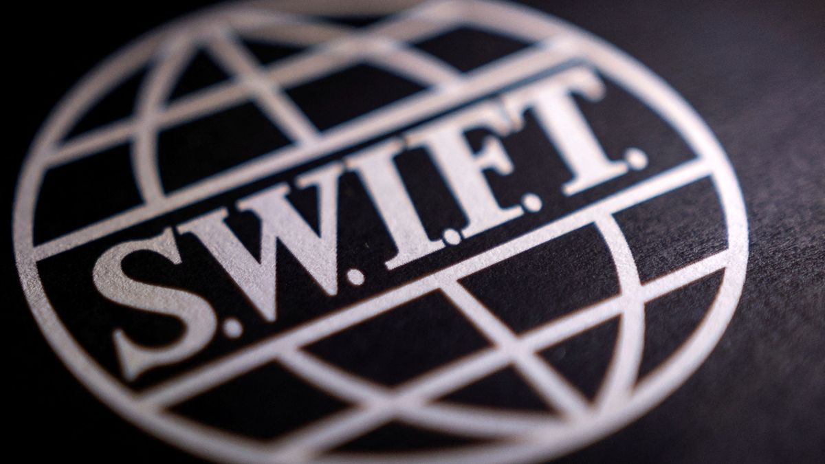 SWIFT ruské banky ještě neodpojil, stále čeká na pokyn